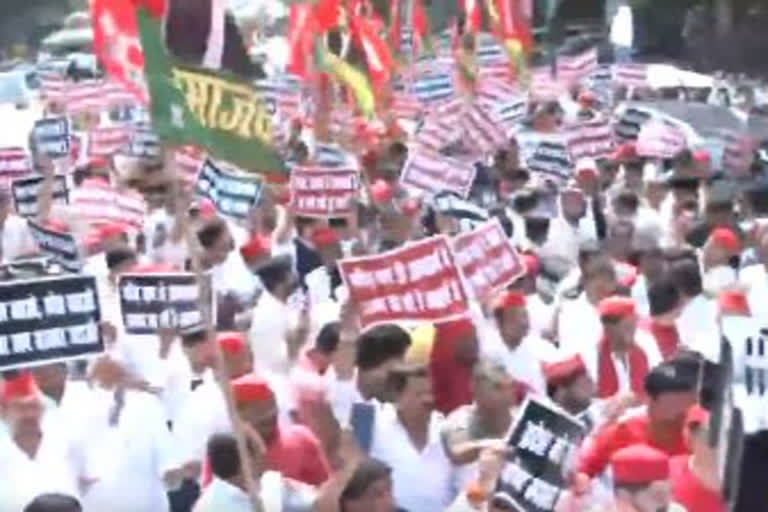 Samajwadi Party's march towards UP Vidhan Bhavan stopped midway