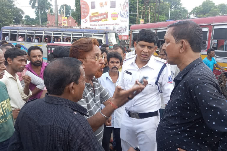 clash-between-bus-and-auto-drivers-at-asansol