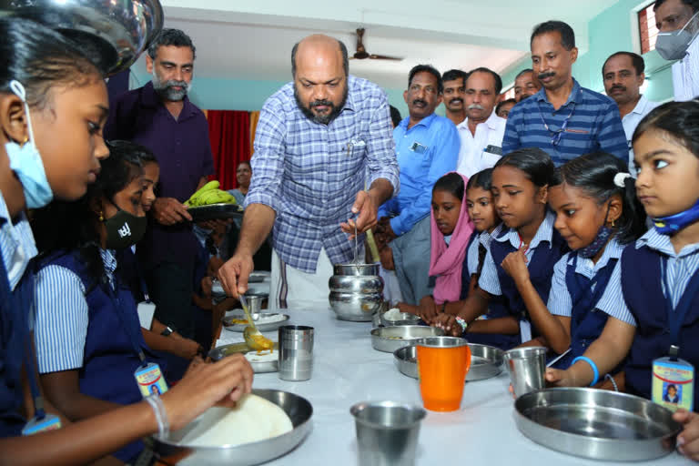 poshaka samridham prabhatham  project started in kalamassery schools  kalamassery schools  poshaka samridham prabhatham project  new breakfast project in kerala  breakfast project in schools  school breakfast  latest news in ernakulam  minister p rajiv  minister p rajeev inagurates project  പോഷക സമൃദ്ധം പ്രഭാതം  പ്രഭാത ഭക്ഷണം നൽകുന്ന പദ്ധതി  കളമശ്ശേരി മണ്ഡലത്തിലെ സ്‌കൂളുകളിൽ  സ്‌കൂളുകളിൽ പ്രഭാത ഭക്ഷണം നൽകുന്ന പദ്ധതി  മന്ത്രി പി രാജീവ് പദ്ധതി ഉദ്ഘാടനം ചെയ്‌തു  ഒരു കുട്ടിക്ക് പത്ത് രൂപാ നിരക്കിലാണ്  സ്‌കൂളുകളില്‍ പ്രഭാത ഭക്ഷണം  എറണാകുളം ഏറ്റവും പുതിയ വാര്‍ത്ത  ഇന്നത്തെ പ്രധാന വാര്‍ത്ത