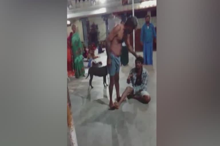 youth got attacked inside temple  attackinside temple  suspicion of being thief  Bites with the dog  attackinside temple viral video  nellur andra pradesh  latest news in andra pradesh  latest national news  കള്ളനെന്ന സംശയം  യുവാവിന് ക്രൂരമായ മര്‍ദനം  ക്ഷേത്രത്തിനുള്ളില്‍ യുവാവിന് ക്രൂരമായ മര്‍ദനം  ആന്ധ്രപ്രദേശിലെ നെല്ലൂര്‍ ജില്ല  കഴുട്ടില്‍ കയര്‍കെട്ടിയും  നായയെ ഉപയോഗിച്ച് കടിപ്പിച്ചുമായിരുന്നു ക്രൂരകൃത്യം  ജോന്നാവാഡയിലെ ക്ഷേത്രം  കള്ളന്‍മാരാണെന്ന തെറ്റിദ്ധരിച്ച് പിന്‍തുടര്‍ന്നു  ആന്ധ്രപ്രദേശ് ഏറ്റവും പുതിയ വാര്‍ത്ത  ഇന്നത്തെ പ്രധാന വാര്‍ത്ത  ഏറ്റവും പുതിയ ദേശീയ വാര്‍ത്ത