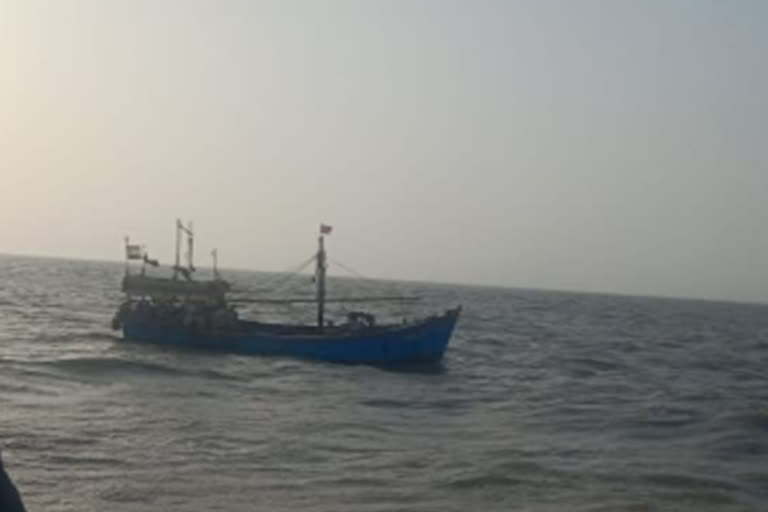 SL Navy apprehends Indian fishermen