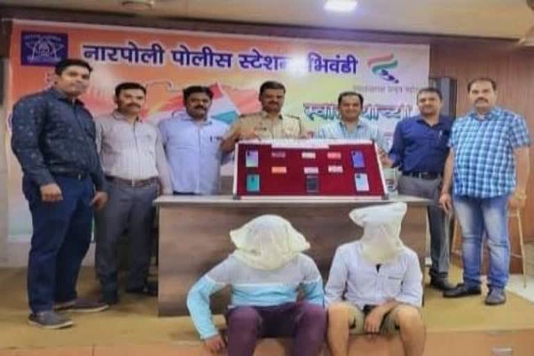 डोळ्यात गरम मसाल्याची पुड टाकून प्रवाशांना लुटणाऱ्या दोघांना अटक