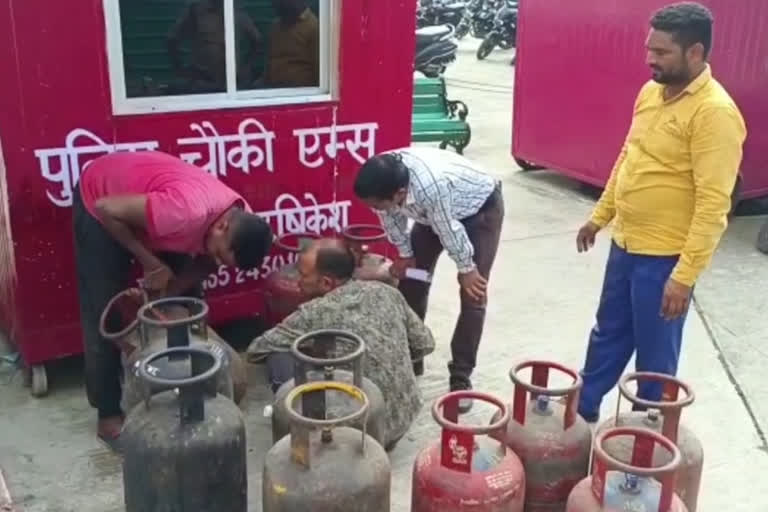 Refilling in commercial gas cylinder