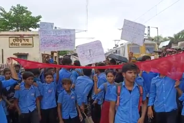 rail-block-by-students-in-gourdaha-rail-station-in-sealdah-canning-section