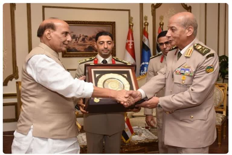 وزیر دفاع راج ناتھ سنگھ کی مصری ہم منصب کے ساتھ دفاعی تعلقات پر بات چیت