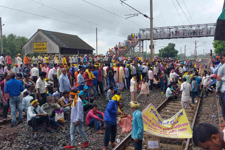 Rail blockaded in Purulia by Kurmi community