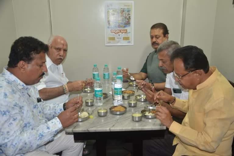 B S Yeddyurappa tasted dosa in Vidyarthi Bhavan