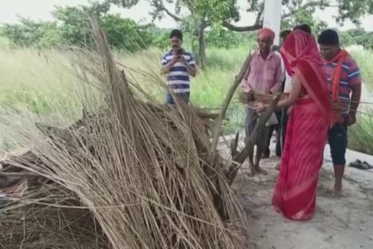 बेटी ने मां की चिता को मुखाग्नि दी.