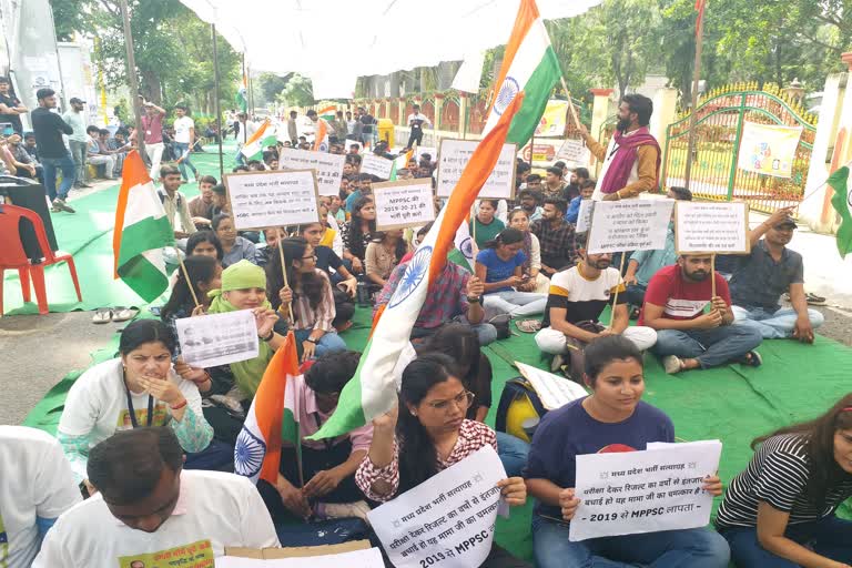 Indore students Bharti satyagraha