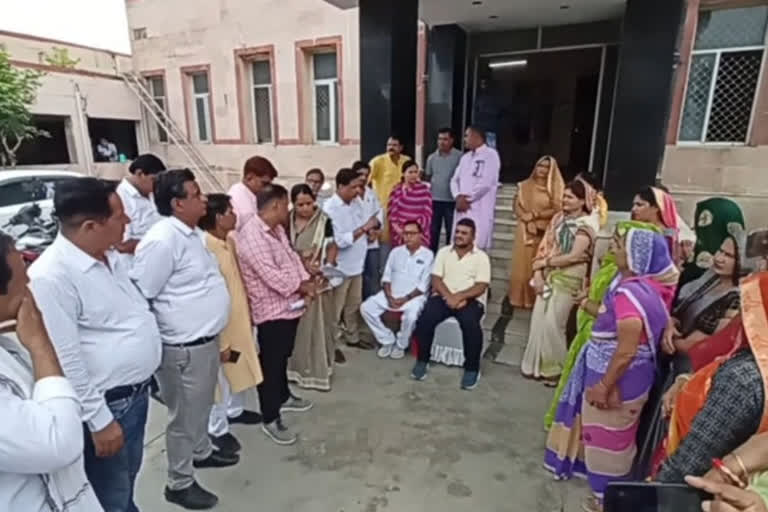 Bharatpur Councillors boycott Nagar Nigam meeting, held dummy meeting outside meeting hall