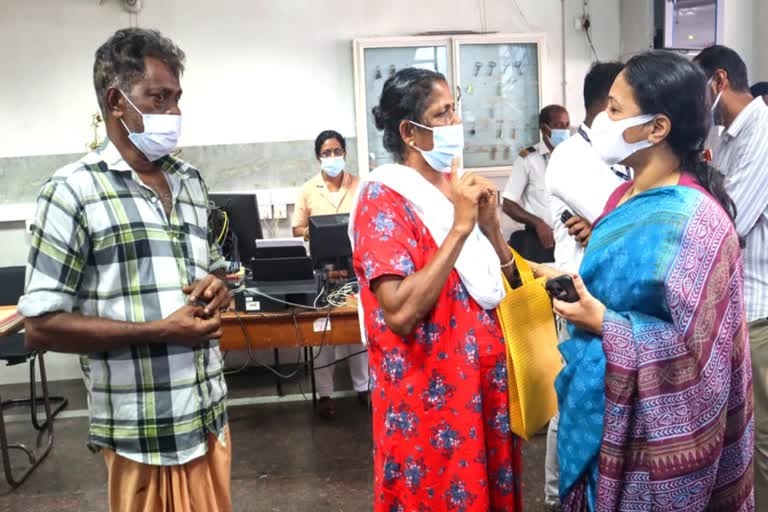 veena george visited women  women who had surgery on her palm  surgery on her palm in pathanamthitta  veena george visited vidhya  Veena George  health minister veena george  latest news in pathanamthitta  latest news today  കൈപ്പത്തിയ്ക്ക് ശസ്ത്രക്രിയ കഴിഞ്ഞ യുവതി  യുവതിയെ സന്ദര്‍ശിച്ച് വീണ ജോര്‍ജ്  ചികിത്സ സൗജന്യമായി ലഭ്യമാക്കുമെന്ന് മന്ത്രി  കൈപത്തിക്ക് ഭര്‍ത്താവിന്‍റെ വെട്ടേറ്റ യുവതി  വീണാ ജോര്‍ജ്  ആരോഗ്യ വകുപ്പ് മന്ത്രി  പത്തനംതിട്ട കലഞ്ഞൂര്‍ സ്വദേശിയണ് വിദ്യ  എംഡിഐസിയുവില്‍ ചികിത്സയിലുള്ള വിദ്യ  ശസ്‌ത്രക്രിയ നടത്താന്‍ മന്ത്രി നിര്‍ദേശം നല്‍കി  പിതാവിന്‍റെയും ആരോഗ്യ നില തൃപ്‌ത്തികരം  വിദ്യയുടെ ശസ്‌ത്രക്രിയ  പത്തനംതിട്ട ഏറ്റവും പുതിയ വാര്‍ത്ത  ഇന്നത്തെ പ്രധാന വാര്‍ത്ത