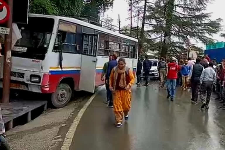 private bus brake failed in shimla