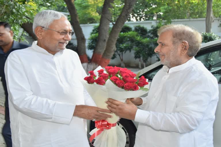 मुख्यमंत्री नीतीश कुमार से मुलाकात करते वरिष्ठ नेता शरद यादव