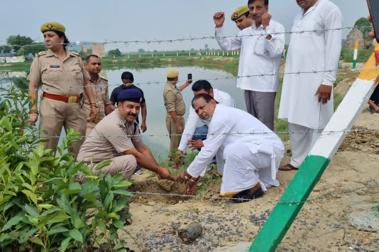 ग्रेटर नोएडा में जल एवं पर्यावरण संरक्षण के लिए होमगार्ड विभाग ने अमृत सरोवर पर किया पौधारोपण