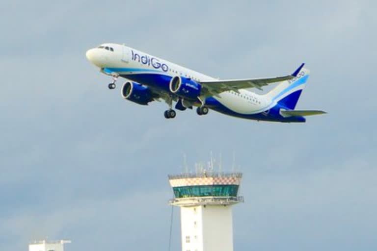 security lapse Indigo flight fork kept traveler  ഇൻഡിഗോ വിമാനത്തിൽ വൻ സുരക്ഷാ വീഴ്‌ച  യാത്രക്കാരന്‍റെ കയ്യിൽ ഫോർക്ക്  ദേശീയ വാർത്തകൾ  മലയാളം വാർത്തകൾ  national news  malayalam news  ഇൻഡിഗോ വിമാനം  Indigo flight  big case of security lapse in flight  fork kept traveler in Indigo flight