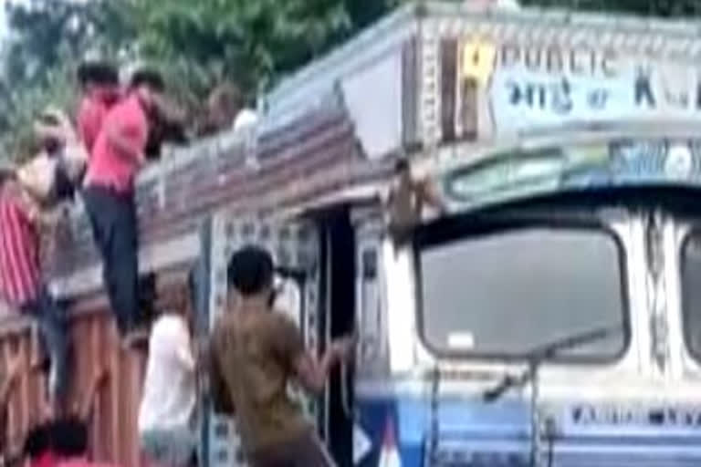 Arwal villagers in Bihar looting goats from truck