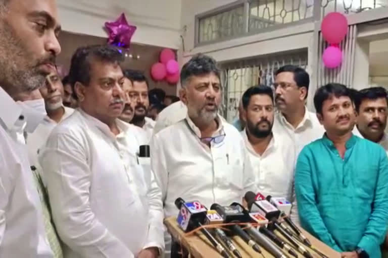 India Unity Yatra  KPCC President DK Shivakumar  KPCC President DK Shivakumar Meeting  Meeting on preparations for India Unity Yatra  ಭಾರತ ಐಕ್ಯತಾ ಯಾತ್ರೆ  ಭಾರತ ಐಕ್ಯತಾ ಯಾತ್ರೆ ಸಿದ್ಧತೆ ಕುರಿತು ಸಭೆ  ಕೆಪಿಸಿಸಿ ಅಧ್ಯಕ್ಷ ಡಿಕೆ ಶಿವಕುಮಾರ್​ ಬೆಂಗಳೂರಿನ ಕ್ವೀನ್ಸ್ ರಸ್ತೆಯ ಕೆಪಿಸಿಸಿ ಕಚೇರಿ  ಕೆಪಿಸಿಸಿ ಕಚೇರಿಯಲ್ಲಿ ವಿವಿಧ ಘಟಕಗಳ ಸಭೆ  ರಣದೀಪ್ ಸಿಂಗ್ ಸುರ್ಜೇವಾಲ