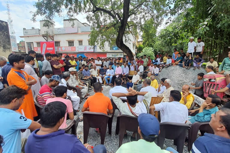 Police station in-charge talking to businessmen