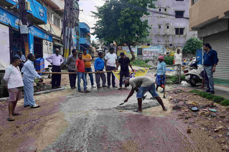 People repair dilapidated road with their own in Jamshedpur