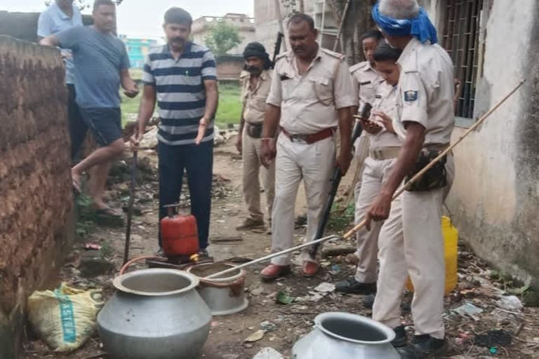 20 Litre Illegal Liquor With utensils Recovered in Nawada