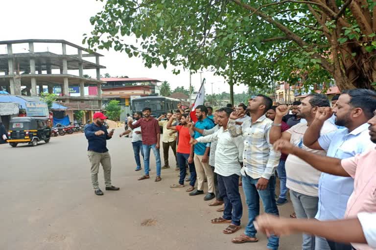 ಪುತ್ತೂರಿನ ದರ್ಬೆ ವೃತ್ತದ ಬಳಿ ಪ್ರತಿಭಟನೆ