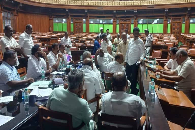 jds-mlas-protest-against-higher-education-minister-ashwath-narayan-in-assembly