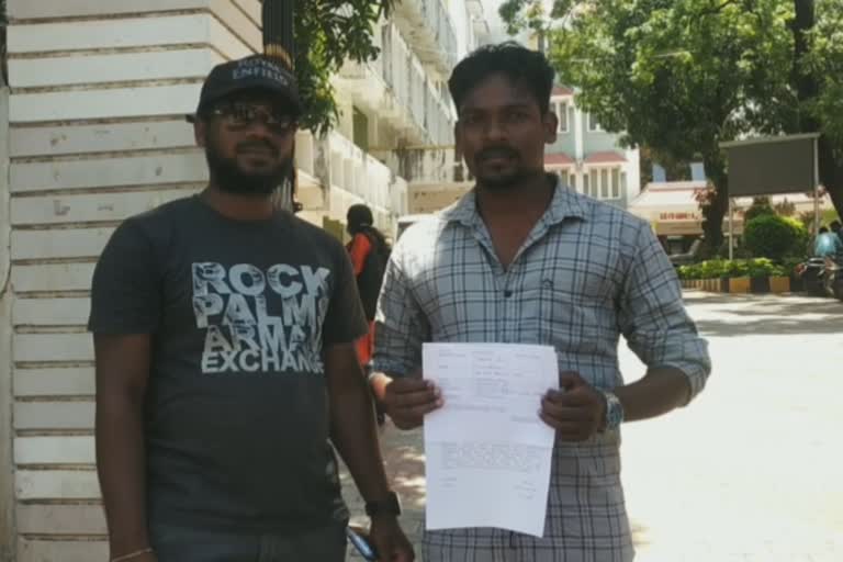 உனக்கு வெளிநாட்டில் தான் வேலை பார்க்கணுமா? - வேலைமோசடிக்கு உள்ளான இளைஞரை வசைபாடிய பெண் காவலர்