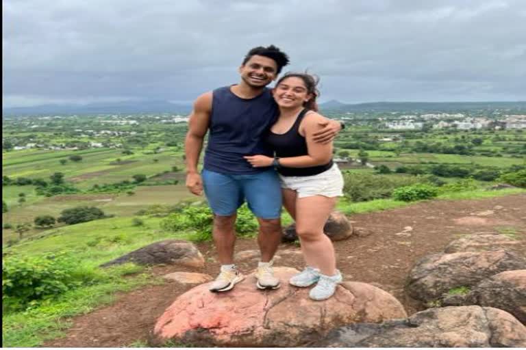 Aamir khan daughter ira khan gets engaged