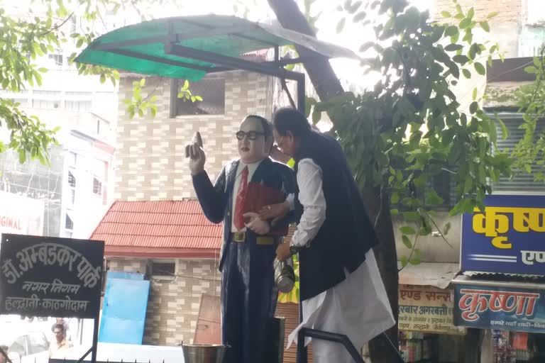 Ajay Bhatt cleaning Ambedkar statue under Swachhta Pakhwada