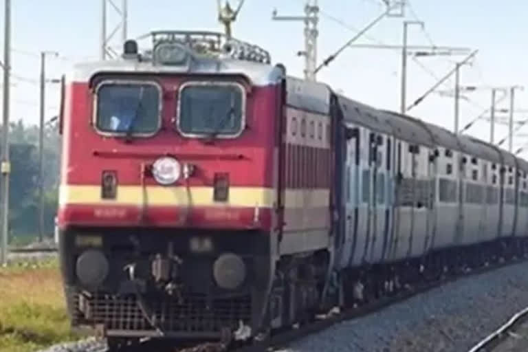 more than 400 trains canceled due to Kudmi agitation