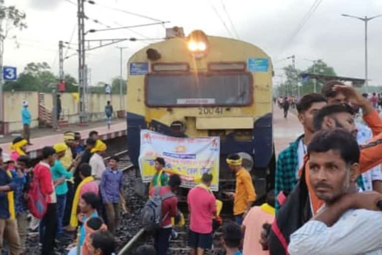 Train services hit as Kurmis stage stir in Bengal demanding Scheduled Tribe status