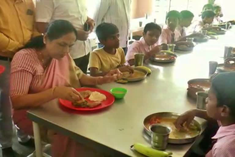 Shobha karandlaje  had lunch sitting with children