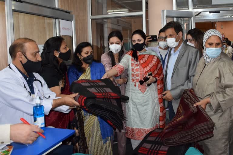 IASOWA Distributes Blankets : آئی اے ایس افسران ایسوسی ایشن نے کمبل تقسیم کیے