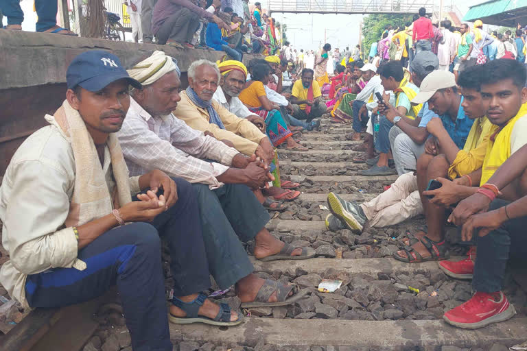 Kurmi community protesting for last five days with rail blockade in Purulia