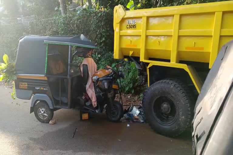 Kottayam Pala accident  Auto driver died on road accident at Kottayam Pala  Auto driver died on road accident  road accident at Kottayam Pala  Kottayam  കിഡ്‌നി രോഗിയായ ഓട്ടോ ഡ്രൈവർ മരിച്ചു  ഡയാലിസിസിന് പോകവെ അപകടം  പാലാ കൊല്ലപ്പിള്ളി കടനാട്  പാലാ  കുടയത്തൂർ കോളപ്ര സ്വദേശി പുളിയമ്മാക്കൽ ഗിരീഷ്  ഗിരീഷ്  മേലുകാവ് പൊലീസ്