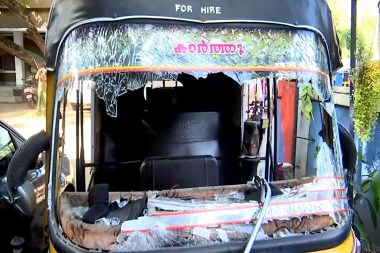 Shop owner in Kerala braves threat of activists during PFI hartal