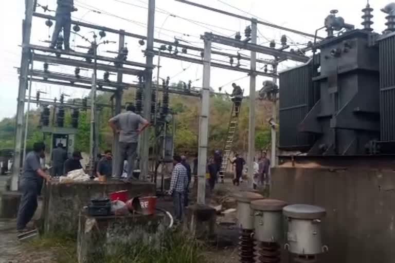 Monkey attack in Sealeru Switchyard