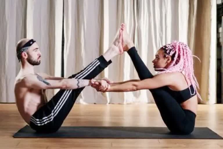 Couple Yoga Benefits: ଯୋଗ ମାଧ୍ୟମରେ ଦୃଢ ହୋଇପାରିବ ସମ୍ପର୍କ, ଜାଣନ୍ତୁ କେମିତି