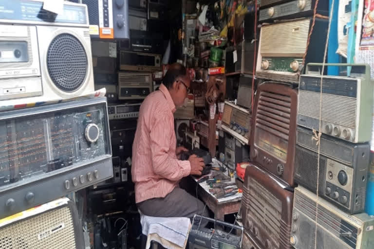 The radioman of Kumartuli and his tryst with Durga Puja