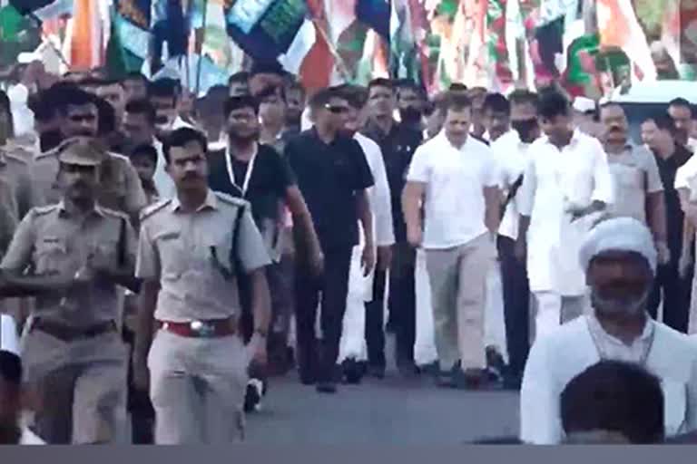 Bharat Jodo Yatra Congress workers protest with cutouts of gas cylinders in Thrissur