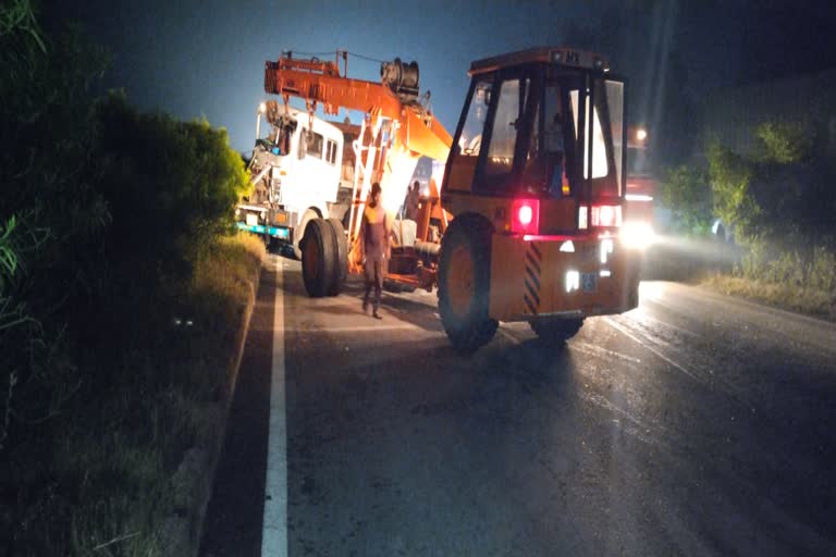 Bus trailer and car Collision in Behrod