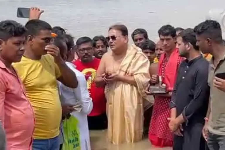 Madan Mitra performs tarpan with garland in Suvendu Adhikari Dilip Ghosh picture