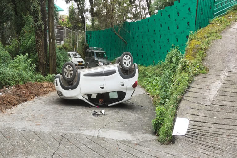 Car overturned on road in Mussoorie