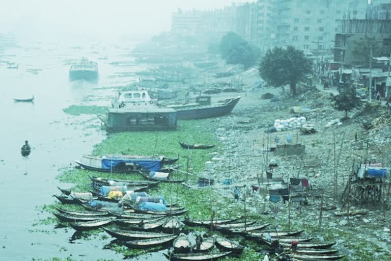 many passengers died after a boat capsized in a river in Bangladesh