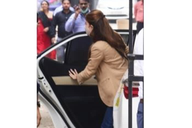 Jacqueline dodges media, enters court wearing lawyer's robe