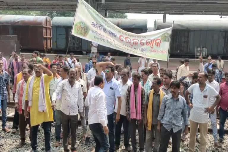 farmers protest Against Receive Crop Insurance at rail line in balangir