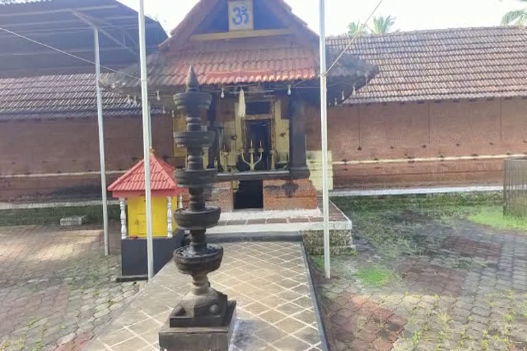 Robbery in temple  Panchaloha thirumughas stolen from temple  Chokli  Kannur  കണ്ണൂര്‍  ക്ഷേത്രത്തില്‍ കവര്‍ച്ച  പഞ്ചലോഹ തിരുമുഖങ്ങള്‍ മോഷണം പോയി  പഞ്ചലോഹ തിരുമുഖങ്ങള്‍  മോഷണം  കവര്‍ച്ച  മേനപ്രം ശ്രീ വേട്ടക്കൊരുമകൻ ക്ഷേത്രം  ചൊക്ലി പൊലീസ്