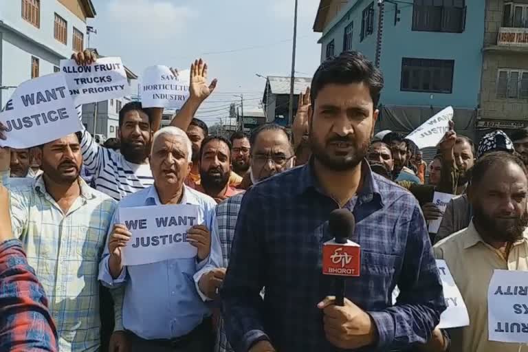سرینگر جموں شاہراہ پر گاڑیاں روکنے کے خلاف میوہ تاجروں کا احتجاج