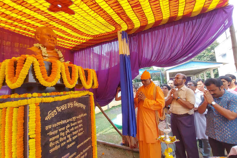 Former Teacher Makes Vidyasagar Statue in School With Pension Money in Asansol
