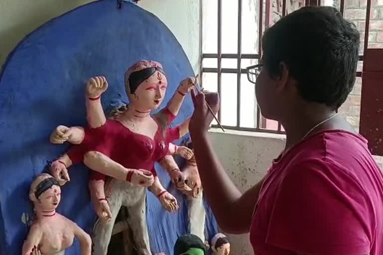 Boy makes Durga idol for his local Puja Pandal